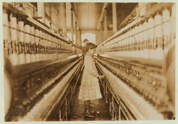Hiladora en las fábricas de algodón de Lancaster, Carolina del Sur, 1908