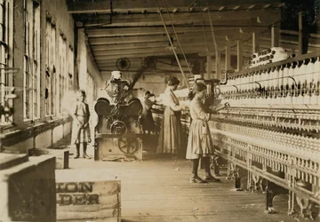 Dos jóvenes hilanderas en Catawba Cotton Mills, Newton, Carolina del Norte, 1908
