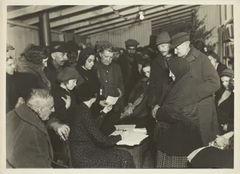 Cheques de ayuda de la WPA entregados a mineros desempleados, Scott