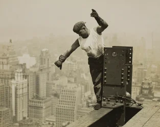 Trabajador dando la señal de alto a la cuadrilla de la torre de perforación