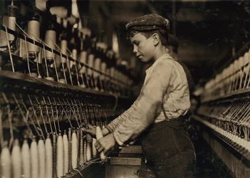 Niño trabajando como doffer en Globe Cotton Mill, Augusta, Georgia, EE.UU.