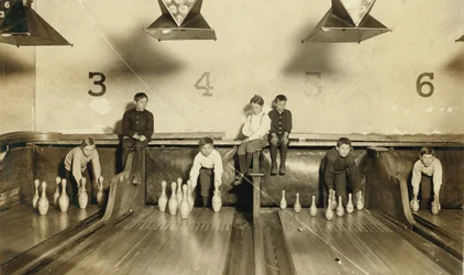 Niños colocando bolos en Arcade Bowling Alley tarde en la noche, Trenton, Nueva Jersey, EE.UU.