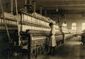 Joven adolescente trabajando como hilandera en Cotton Mill, West, Texas, EE.UU., c.1913