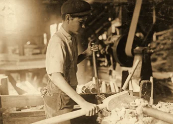 Niño joven en un taller c.1936