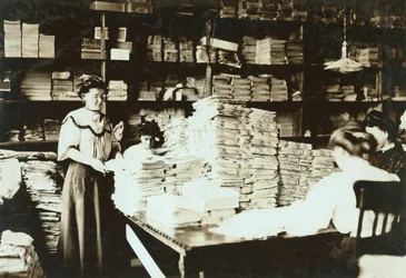 Jóvenes mujeres clasificando papeles en un almacén, c.1905
