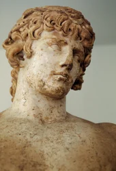 Antínoo, estatua de mármol de Paros, del templo de Apolo en Delfos, Grecia, civilización romana, siglo II d.C., (detalle)