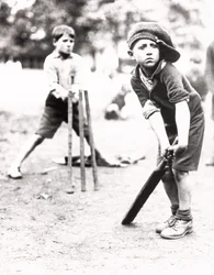 Niños jugando al cricket