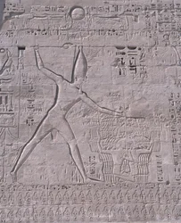 Grabados en la pared de un templo, Medinet Habu, Luxor, Egipto