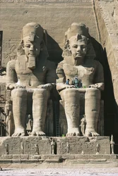 Figuras colosales de arenisca de Ramsés II entronizado
