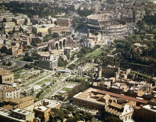Coliseo o Anfiteatro Flavio, vista aérea, 70-80 d.C., Roma, Italia