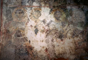 Fresco dañado con santos, iglesia de Metamorphosis Sotiros, Voutas, Creta, Grecia