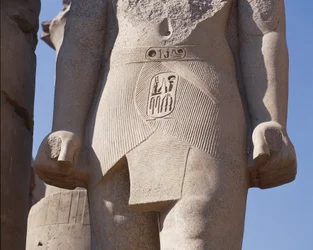 Detalle de la estatua colosal del faraón con cartucho del Tribunal de Ramsés II