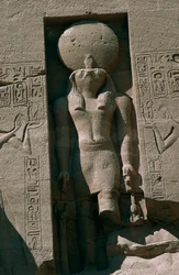 Egipto, Nubia, Abu Simbel, Gran Templo de Ramsés II, fachada, nicho con estatua del dios sol Ra