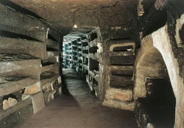 Galería con tumbas de loculus