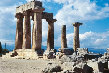 Grecia, Peloponeso, Corinto, Templo de Apolo, columnas dóricas con arquitectura griega clásica