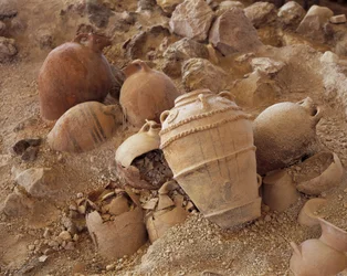 Vista aérea de ánforas dañadas, Akrotiri de Thera, Akrotiri, Santorini, Islas Cícladas, Egeo Meridional, Grecia