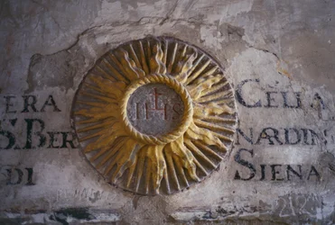 Inscripciones y relieve que representan al Sol, celda del dormitorio de San Bernardino, Convento de San Francisco, Fiesole, Toscana, Italia
