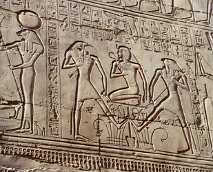 Relieves interiores que representan ofrendas a las deidades, detalle que muestra al joven Ramsés II con las deidades Thot y Horus