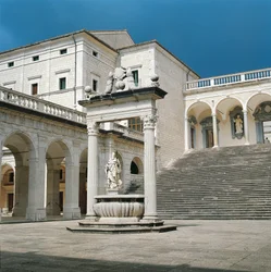 Italia, Región de Lacio, Provincia de Frosinone, Cassino, Abadía de Monte Cassino, escalera principal y pozo