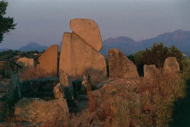 Italia, Cerdeña, Arzachena, provincia de Olbia-Tempio, tumba de los Gigantes de Li Longhi, vista trasera