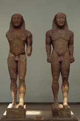 Kleobis y Bitón, ca 610-590 a.C., estatuas de mármol de Paros, por Polymedes de Argos, dedicadas a Delfos por la ciudad de Argos, Grecia, civilización griega, siglo VII-VI a.C.