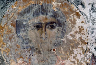 Figura masculina, fresco dañado en iglesia de Metamorfosis Sotiros, Voutas, Creta, Grecia