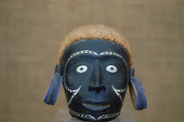 Cabeza masculina con pendientes, escultura