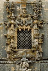 Ventana manuelina (gótico tardío portugués) del Convento de la Orden de Cristo (originalmente fortaleza templaria), Tomar