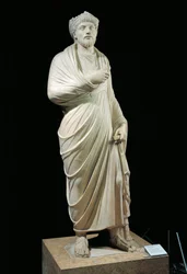 Estatua de mármol del emperador Juliano el Apóstata, con toga de filósofo griego y corona de sacerdote pagano