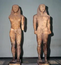 Estatuas de mármol que representan a los hermanos Kleobis y Biton, civilización griega, siglo VI a.C.