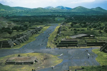 México, Cuenca de México, Ciudad de México, Teotihuacán (Ciudad de los Dioses), Pirámide de la Luna y Avenida de los Muertos