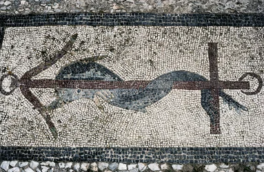 Mosaico que representa delfín y ancla, isla de Delos (Lista del Patrimonio Mundial de la UNESCO)