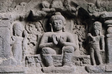 Relieve que representa a Buda, cuevas de Karla, Maharashtra, India, siglo II