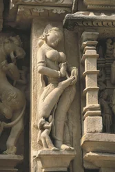 Relieve que representa una Surasundari (belleza celestial), templo de Parshvanatha, conjunto monumental de Khajuraho (Lista del Patrimonio Mundial de la UNESCO)