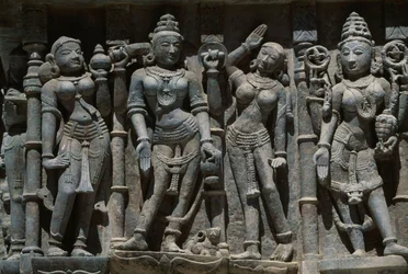 Relieve que representa figuras femeninas, templo Adishvara, Vimalavasi Tuk, complejo de templos en la colina Shatrunjaya, Palitana, Gujarat, India