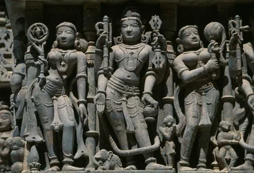 Relieve que representa figuras masculinas y femeninas, templo Adishvara, Vimalavasi Tuk, complejo del templo en la colina Shatrunjaya, Palitana, Gujarat, India