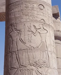 Relieve de faraón sosteniendo a la diosa de la justicia Maat ante Amón en pilar