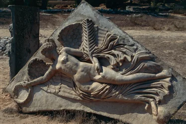 Relieve del Arco de Septimio Severo en el Foro Severano que representa a la Diosa Alada de la Victoria, Libia, Tripolitania Histórica, Leptis Magna
