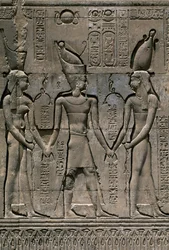 Relieve con Tutmosis III y los dioses Heka y Jnum, Fachada de la Sala Hipóstila del Templo de Jnum, Esna, Egipto, civilización egipcia, (detalle)