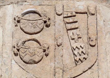 España, Castilla-La Mancha, Cerro de San Cristóbal, Belmonte, Castillo de Belmonte, detalle arquitectónico que muestra el escudo de armas del Marqués de Villena