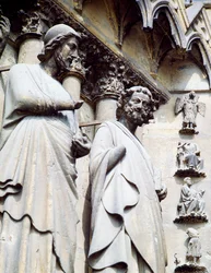 Estatua de apóstol, detalle de la puerta sur de la Catedral de Notre-Dame (Lista del Patrimonio Mundial de la UNESCO)