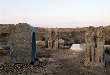 Estatuas que representan a dos deidades, excavaciones arqueológicas en Buto (Tell el-Farain), Egipto, civilización egipcia