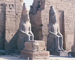 Templo de Luxor, pilón de Ramsés II, dos estatuas colosales del rey