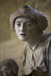 Mujer santa con un bonete (piedra pintada)