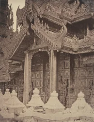 Amerapoora: Puerta de Pyathat al este de Maha-too-lo-Bounghian Kyoung