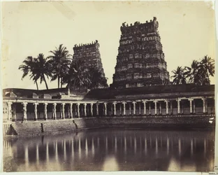 Madura. La Gran Pagoda, Mootoo Alaghur y East Gopurum desde el tanque, 1858