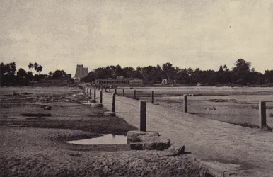 Madura: El Río Vygay, con Calzada, hacia Madura