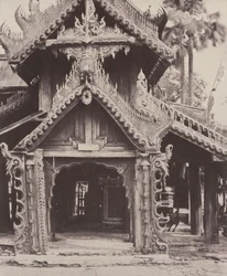 Pugahm Myo: Puerta tallada en el patio de la pagoda Shwe Zeegong,20-24 de agosto o 23 de octubre