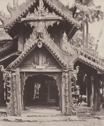Pugahm Myo: Puerta tallada en el patio de la Pagoda Shwe Zeegong