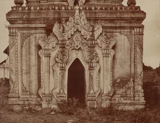 Tsagain Myo: Entrada de una pequeña pagoda